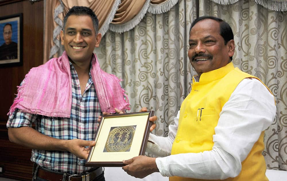 Mahendra Singh Dhoni being presented a memento by Jharkhand Chief Minister Raghubar Das during a meeting in Ranchi.