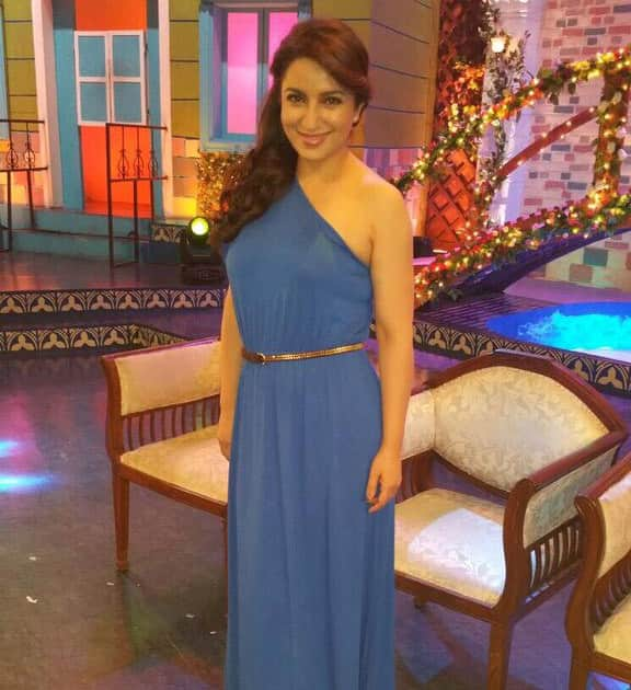 @tiscatime in an Asos maxi  and Zara sandals at Chala Havva Yeudya show. Twitter@tiscatime