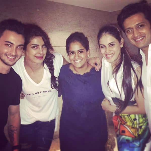 Lovely people,friends like family @priyankachopra @geneliad @Riteishd @aaysharma - Twitter@khanarpita