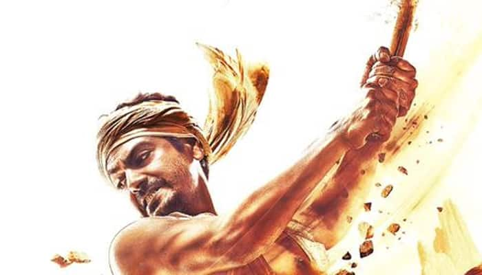 Check out: Nawazuddin&#039;s desi avtaar in `Manjhi - The Mountain Man` poster!