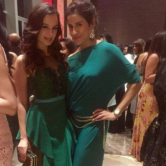 Evelyn Sharma :- Green is the new black! ☺❤ @yasminkarachiwala @vogueindia #beautyawards — with Devanshu Rai, Satish Kumar, DJ Vardan, Vikram Roy, !!, .., ., !, ??, ; and ?. -twitter