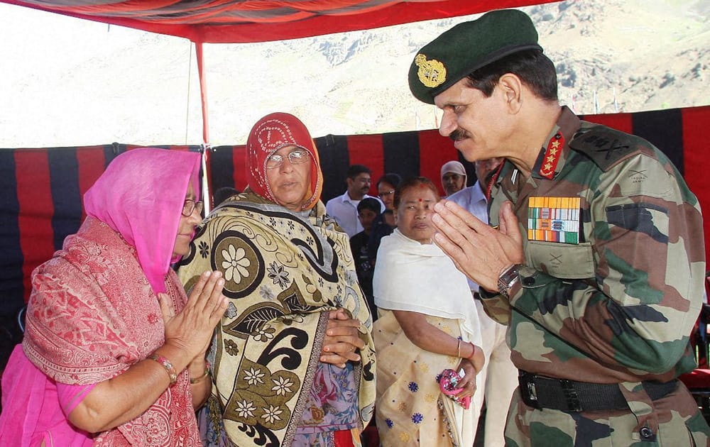 Army Chief General Dalbir Singh felicitating Kargil war martyrsfamilies during a function to commemorate the 16th anniversary of the war at Drass.