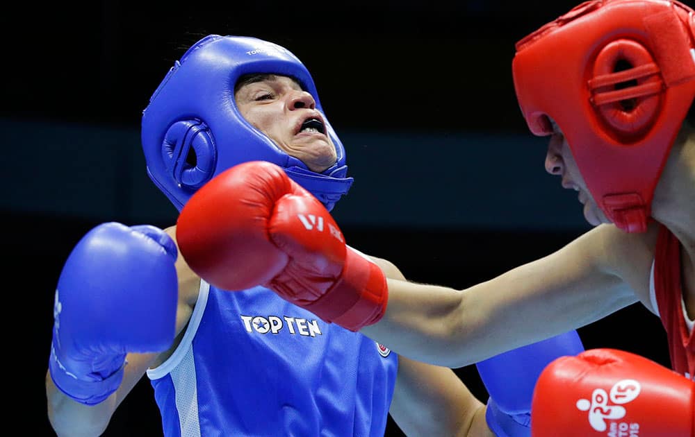 Argentina’s Dayana Sanchez, right, battles Canada’s Caroline Veyre in their women’s lightweight boxing final at the Pan Am Games in Oshawa, Ontario.