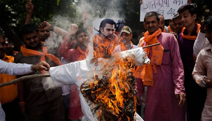 Protests rage outside Salman Khan&#039;s house for opposing Yakub Memon&#039;s death penalty