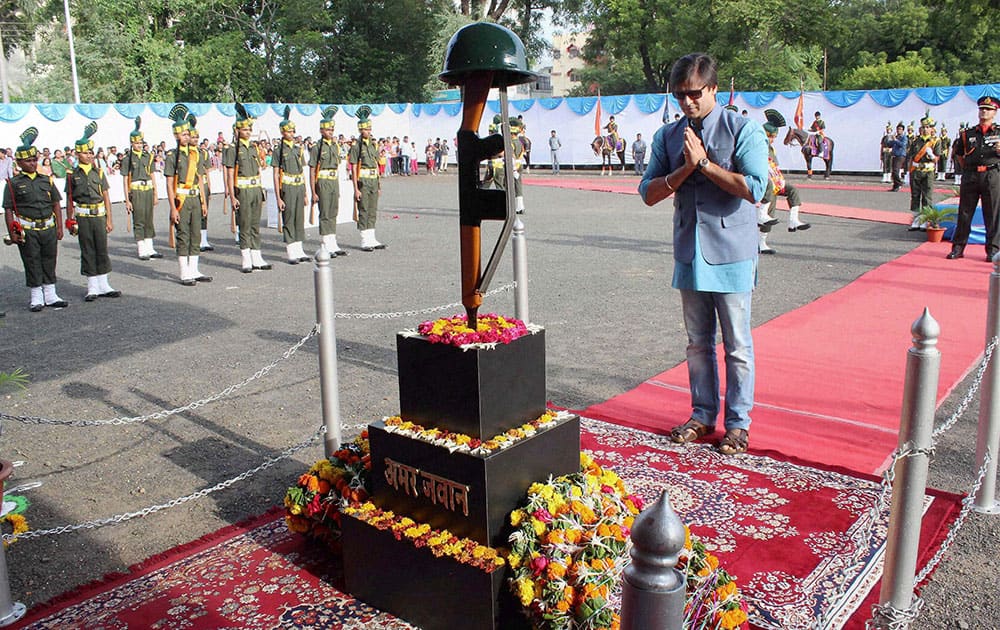 Bollywood actor Vivek Oberoi paying floral tribute at Amar Jawan on the occasion of Kargil Vijay Diwas in Nagpur.