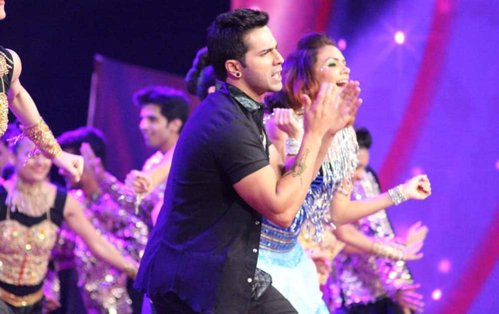 Zee TV ‏:- What a lovely stage presence @Varun_dvn @ShraddhaKapoor @remodsouza have! #AIBA2015   -twitter