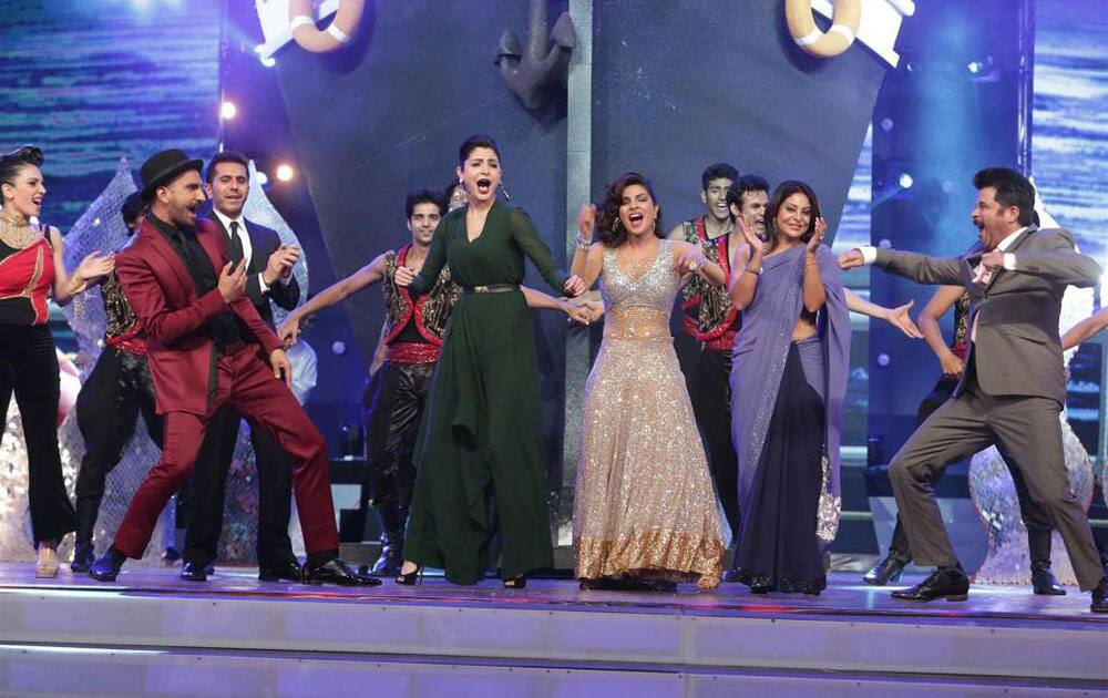 Zee TV ‏:-  Dil Dhadkane Do kyunki stage pe hain @priyankachopra @RanveerOfficial @AnushkaSharma @AnilKapoor #AIBA2015  -twitter