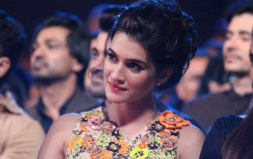 Zee TV ‏:-  The award for the most Promising Debut (Female) goes to... @kritisanon for #Heropanti! #AIBA2015  -twitter