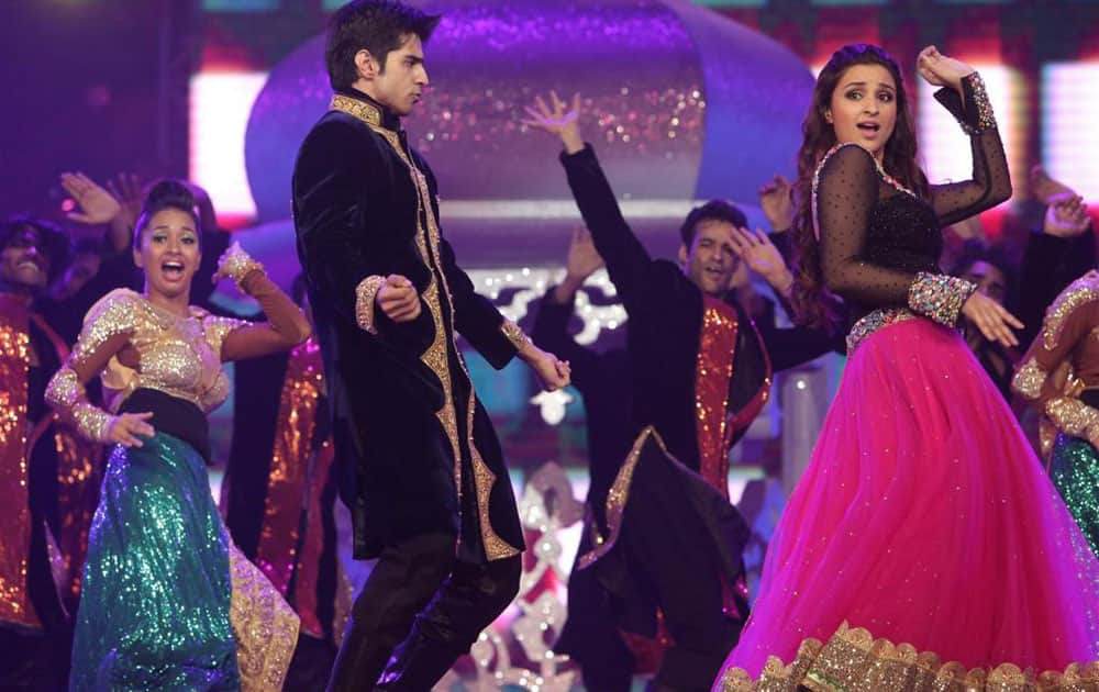 Zee TV ‏:- Here comes @ParineetiChopra presenting the nominees for Best Film in her own special way! #AIBA2015  -twitter