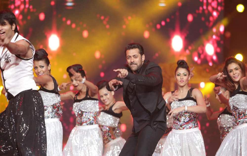 Zee TV ‏:- @BeingSalmanKhan ki photo seene se chipka lo! #AIBA2015   -twitter