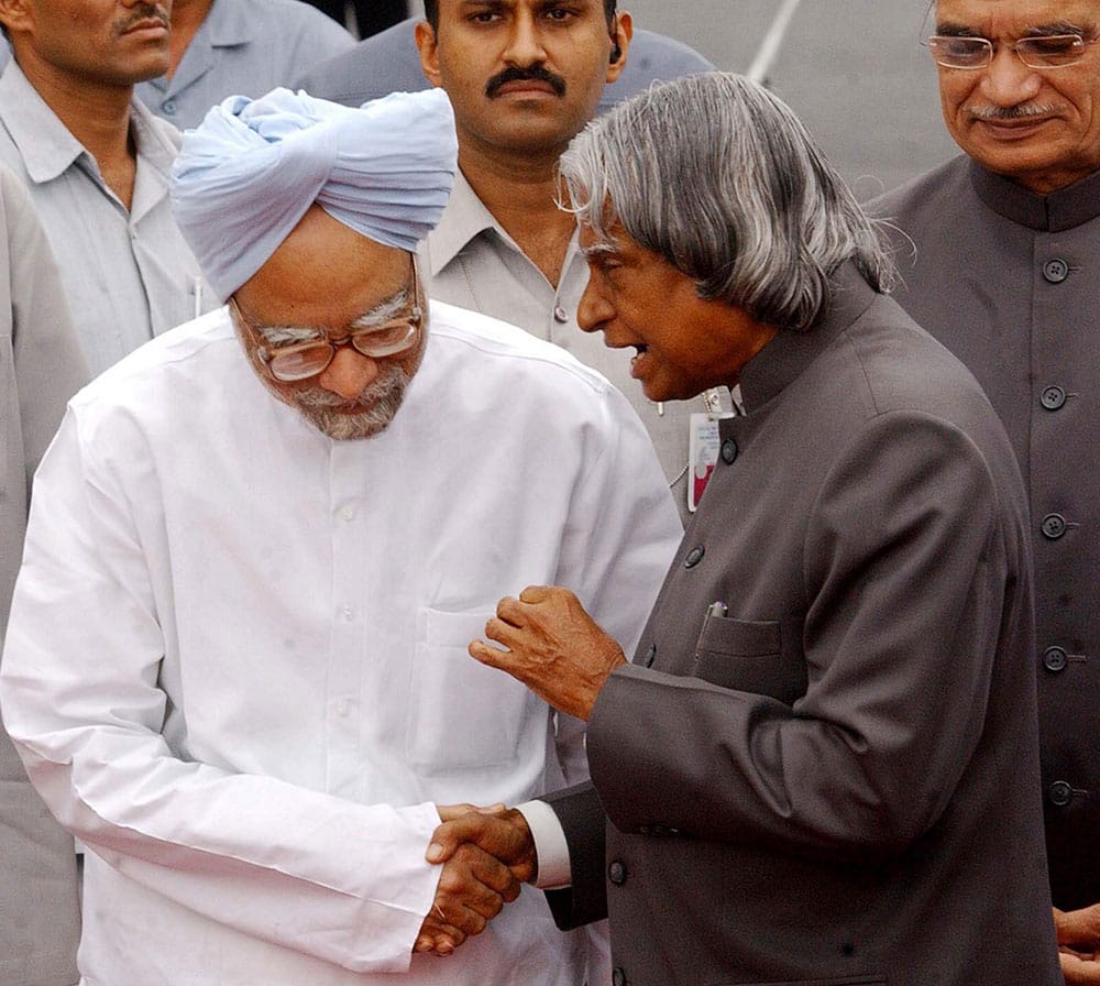 File photo of former president APJ Abdul Kalam with former Prime Minister Manmohan Singh in New Delhi in Sep 2004. 