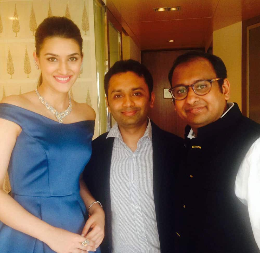 Kriti Sanon ‏:- My favourite online Jewellery shop @velvetcase.com #myvelvetcase .Was fun launchin the brand & app wid the owners!  -twitter