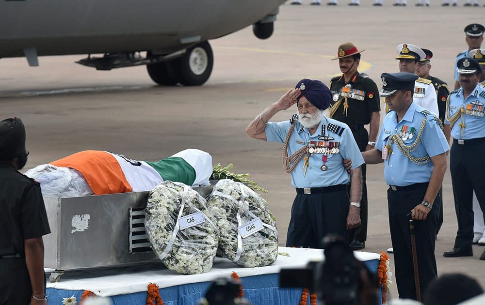 Marshal of the Indian Air Force Arjan Singh paying his last respect to former President APJ Abdul Kalam at AFS Palam in New Delhi.