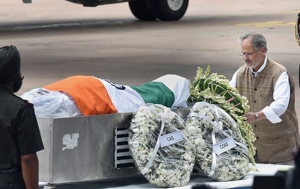 Delhi Lt Governor Najeeb Jung paying his last respect to former President APJ Abdul Kalam at AFS Palam in New Delhi.