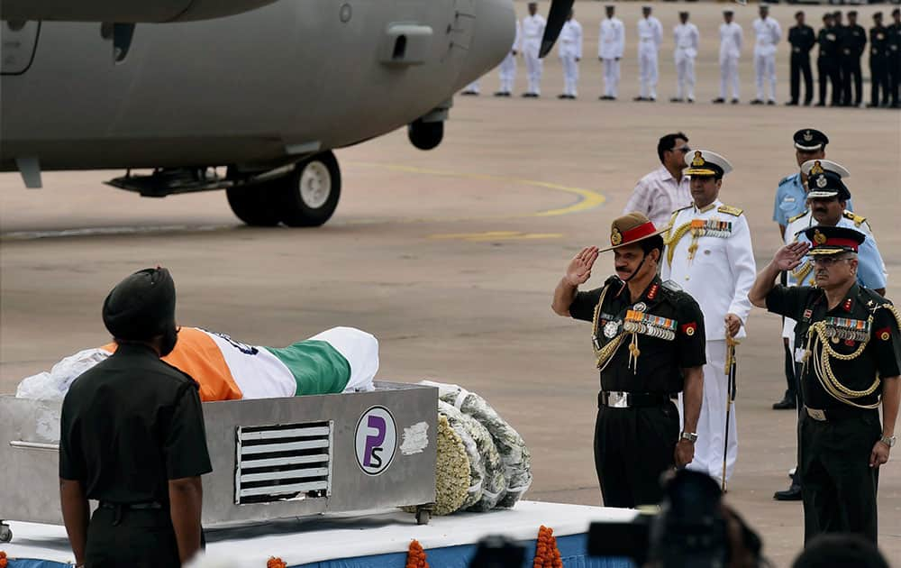 Army Chief Gen Dalbir Singh Suhag paying his last respect to former President APJ Abdul Kalam at Air Force Station Palam in New Delhi.