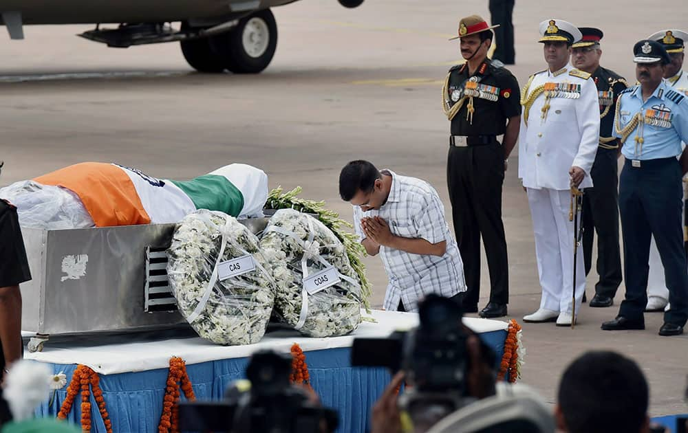 Delhi Chief Minister Arvind Kejriwal paying his last respect to former President APJ Abdul Kalam at Air Force Station Palam in New Delhi.