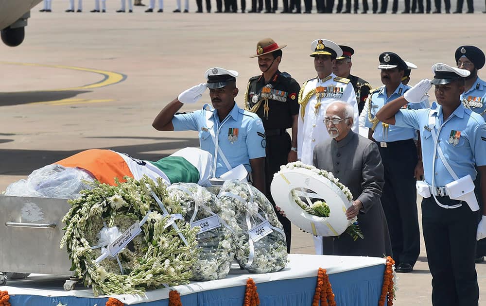 Vice President Hamid Ansari paying his last respect to former President APJ Abdul Kalam at Air Force Station Palam in New Delhi.