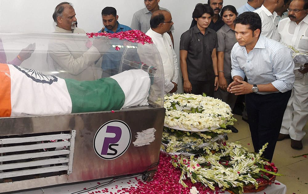 Cricket legend Sachin Tendulkar paying his last respects to former President APJ Abdul Kalam at his residence at Rajaji Marg in New Delhi.