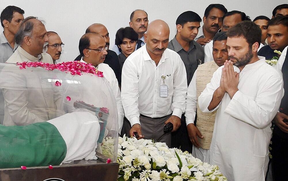 Congress Vice President Rahul Gandhi paying his respects to former President APJ Abdul Kalam at his residence at Rajaji Marg in New Delhi.