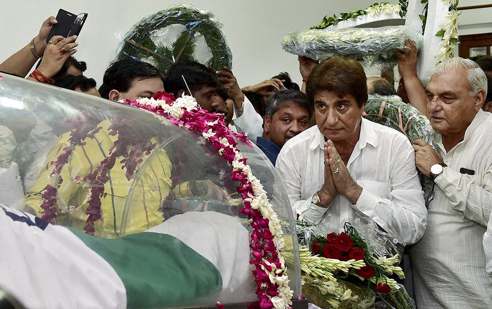 Congress leader Raj Babbar and former Haryana Chief Minister Bhupinder Singh Hooda pay their respects to former President APJ Abdul Kalam at his residence at Rajaji Marg in New Delhi.