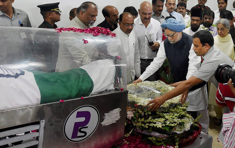 Former Prime Minister Manmohan Singh paying respects to former President APJ Abdul Kalam at his residence at Rajaji Marg in New Delhi.