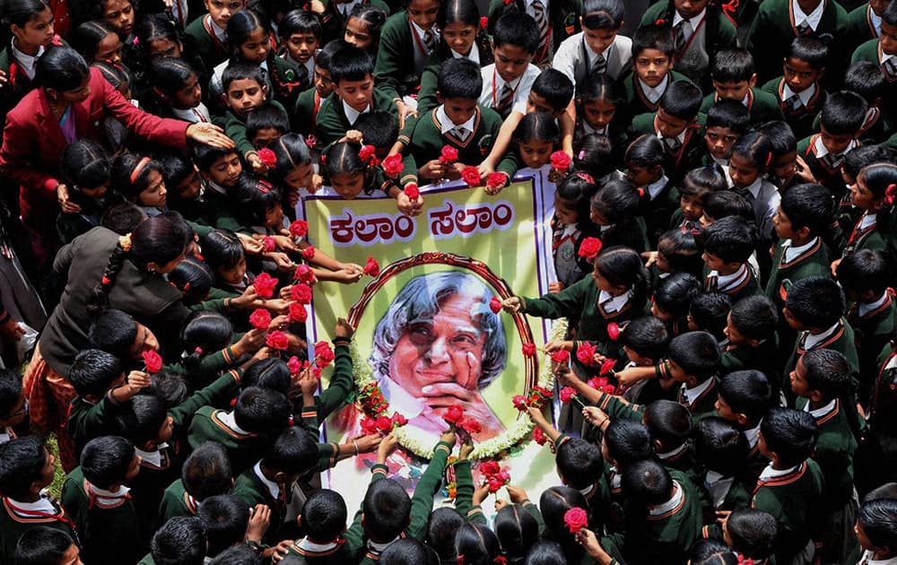 Students paying tribute to the former President APJ Abdul Kalam at a school in Chikmagalur.