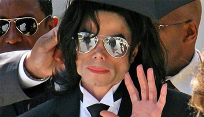 MJ&#039;s iconic white glove set for auction at $20K