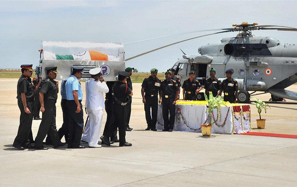 The mortal remains of former President APJ Abdul Kalam is carried to a chopper in Madurai.