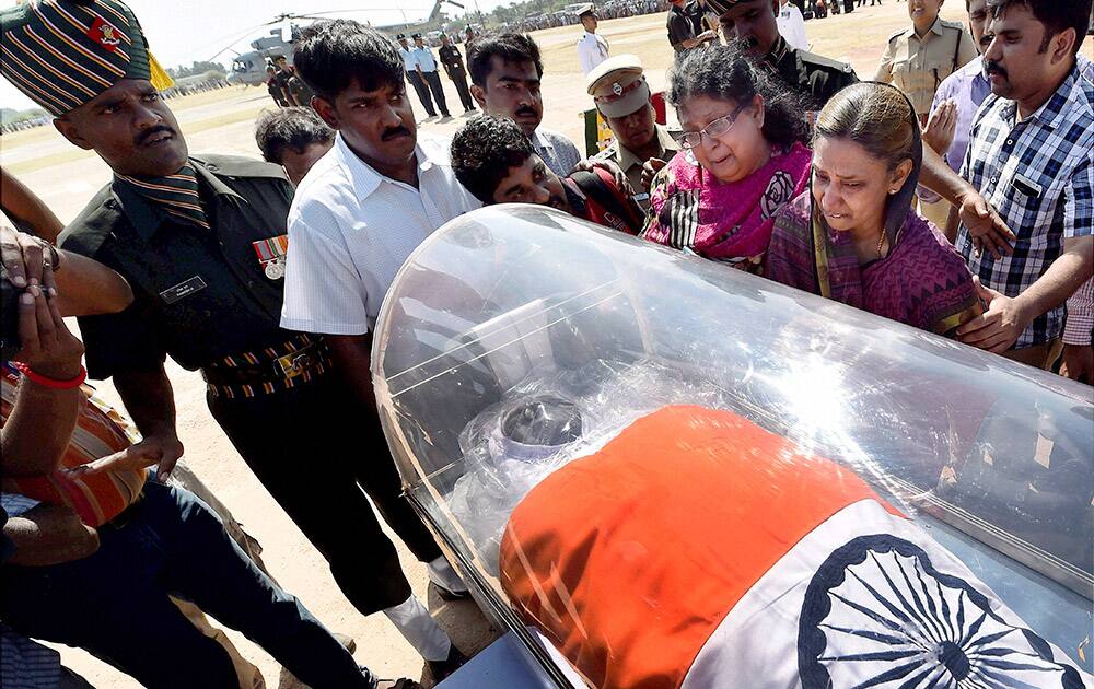 Family members of former President APJ Abdul Kalam wail near his body at Mandapam Helipad ground in Rameswaram.