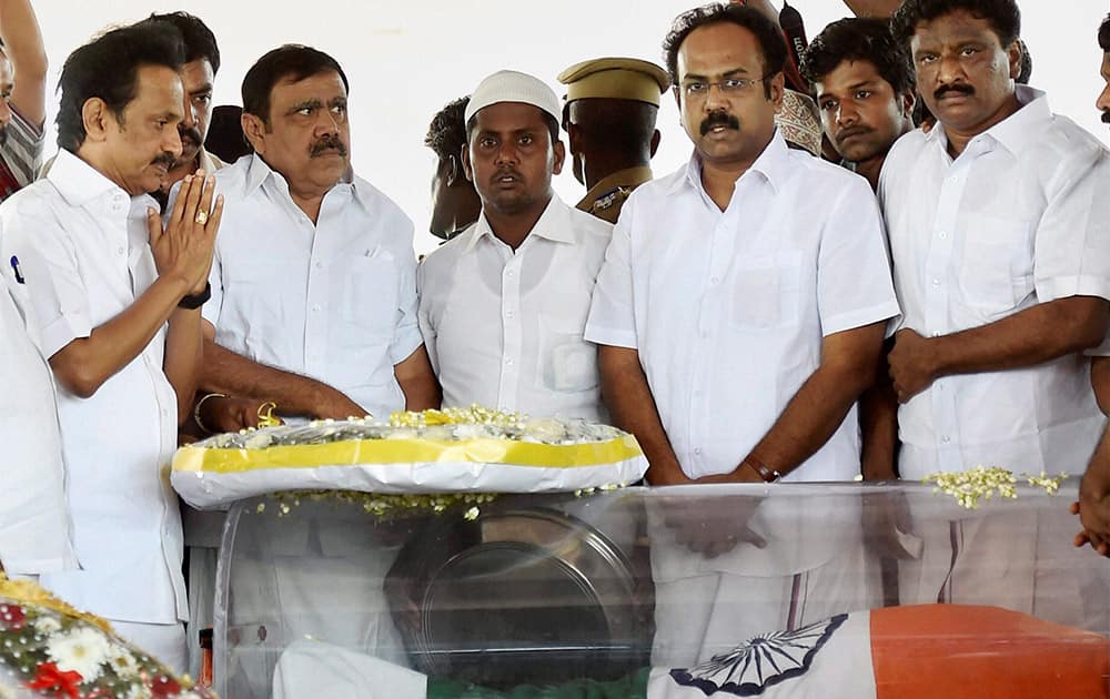 DMK leader MK Stalin pays his last respects to former President APJ Abdul Kalam at public view ground in Rameswaram.