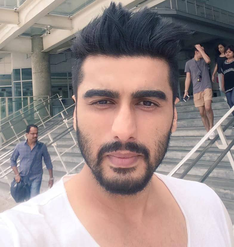 Arjun Kapoor :- 1.5 million ke liye Selfie toh Banti hai !!! Better late than never...btw it's 'KI & KA' and not the other way around -twitter