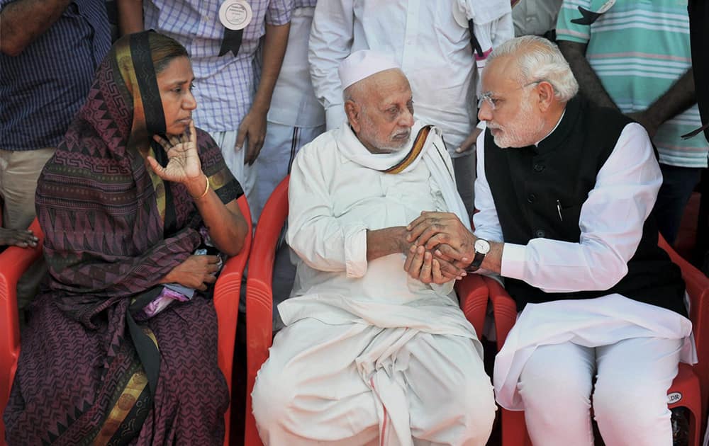 Prime Minister Narendra Modi offers condolences to family members of former President APJ Abdul Kalam.