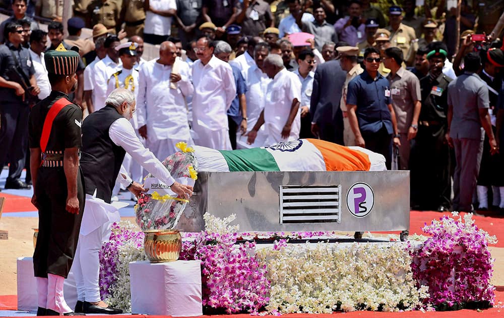 Prime Minister Narendra Modi lays a wreath near the mortal remains of former President A.P.J. Abdul Kalam during his funeral ceremony at the Pei Karumbu ground, in Rameswaram.