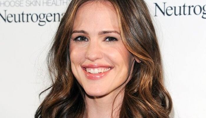 Jennifer Garner visits sick kids in Georgia hospital | And More