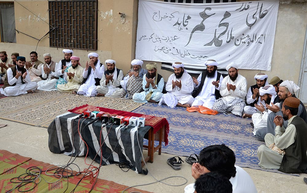 Supporters of Pakistani religious party Jamiat Ulema-e-Islam Nazriati pray for Taliban leader Mullah Mohammad Omar in Quetta, Pakistan.