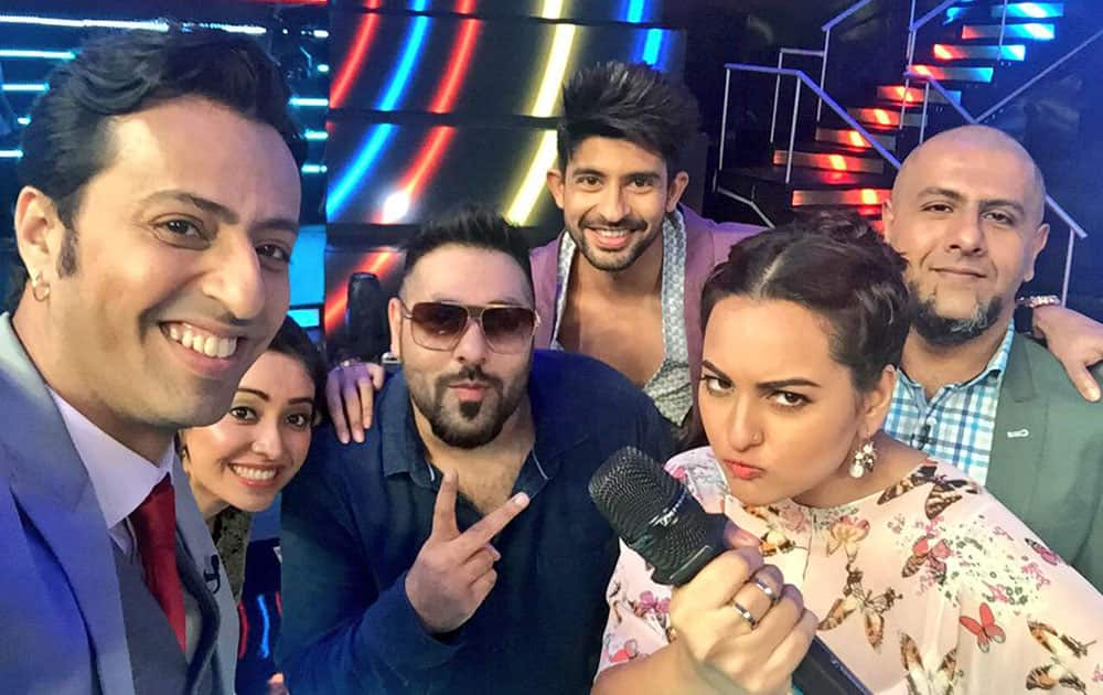 Sonakshi Sinha :- Dj wale babu #Badshah rocked it with us on idol tonight n another shocking elimination and this time im serious! -twitter