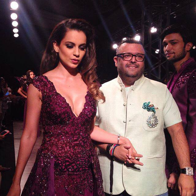 The gorgeous #KanganaRanaut closes @manavgangwani's #AICW2015 show -twitter@ELLEINDIA