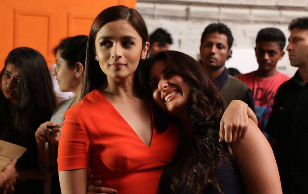 a cute candid moment between Kareena and @aliaa08 -twitter