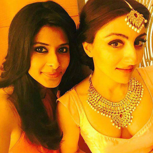 #SohaAliKhan takes a selfie with Designer Divya Reddy at #lakmefashionweek Winter Festive Press Conference last nig… -twitter
