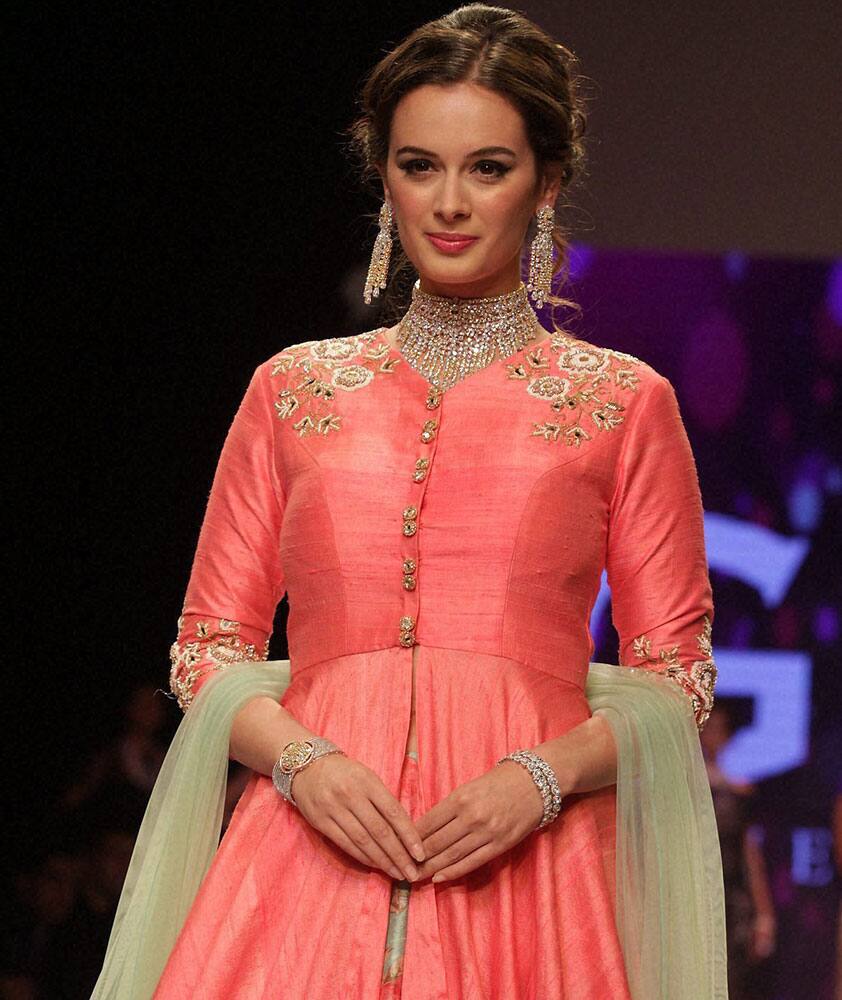 Television Actress Kamya Punjabi walks the ramp during the India International Jewellery Week 2015 (IIJW) in Mumbai.