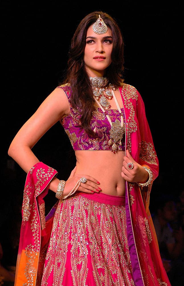 Bollywood actress Kriti Sanon during India International Jewellery Week 2015 fashion show in Mumbai.