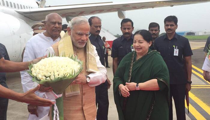 Jayalalithaa receives Narendra Modi at Chennai airport; PM to launch 1st National Handloom Day 