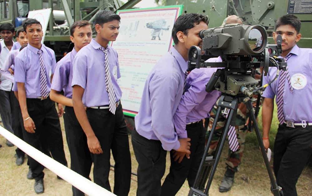 Students having a look of army weapons at an Army Fair (Exhibition) in Allahabad.