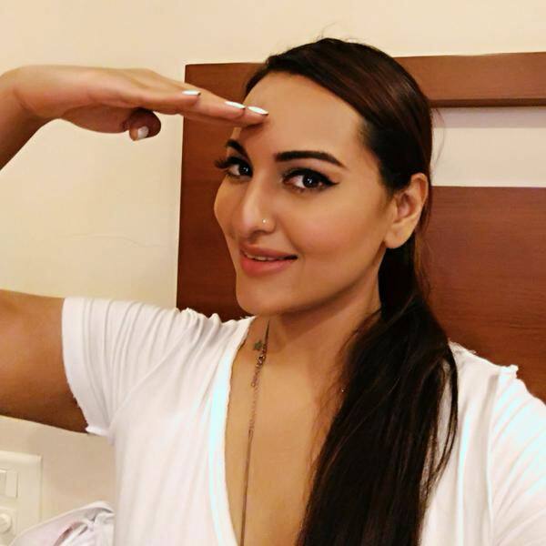 Take a #SaluteSelfie and make it your profile pic. Salute our brave Soldiers. Twitter@sonakshisinha