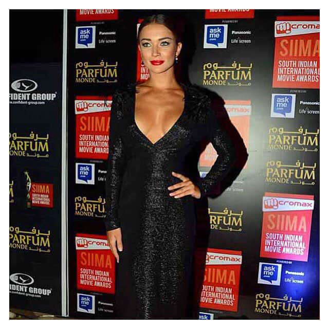 Amy Jackson :- Thankyou to my fabuloussss stylist @manekaharisinghani for last night at #SIIMA -instagram