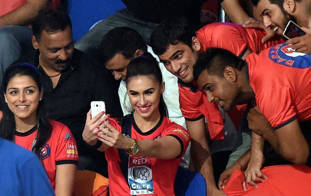 Film actress, dancer Lauren Gottlieb poses with players at the Pro Kabaddi League match at Tyagraj Indoor Stadium in New Delhi.