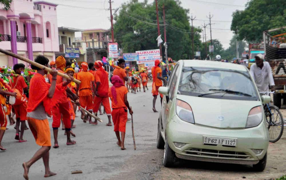 Kanwariya damaging vehicles to lodge protest against UP police for imposing ban on disc jockeys during kanwar processions this year at Pratapgarh in UP.