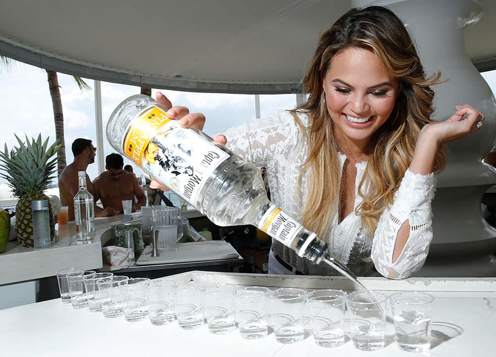 Chrissy Teigen pours CAPTAIN MORGAN® Pineapple Rum for the ultimate Sunday RumDay celebration in Miami.