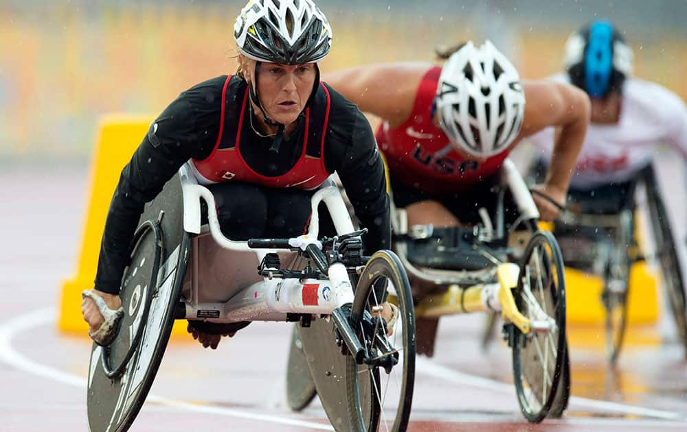 Diane Roy of Canada powers her way off the start on her way to winning the gold medal in the women's T54 800m event at the 2015 Parapan Am Games in Toronto.