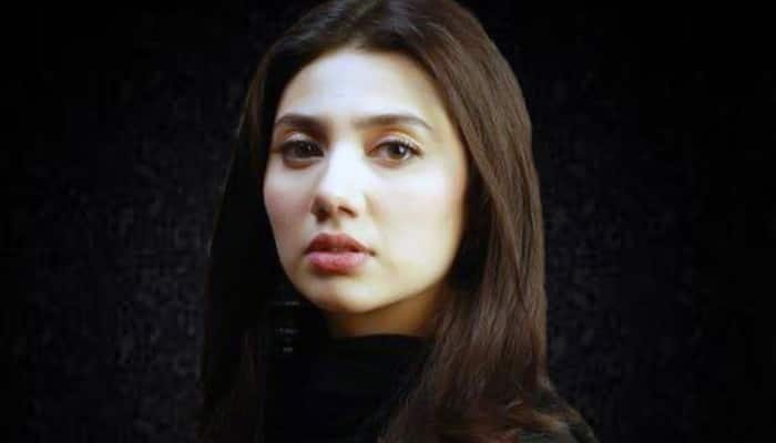 What’s Shah Rukh Khan telling Pakistani beauty Mahira Khan